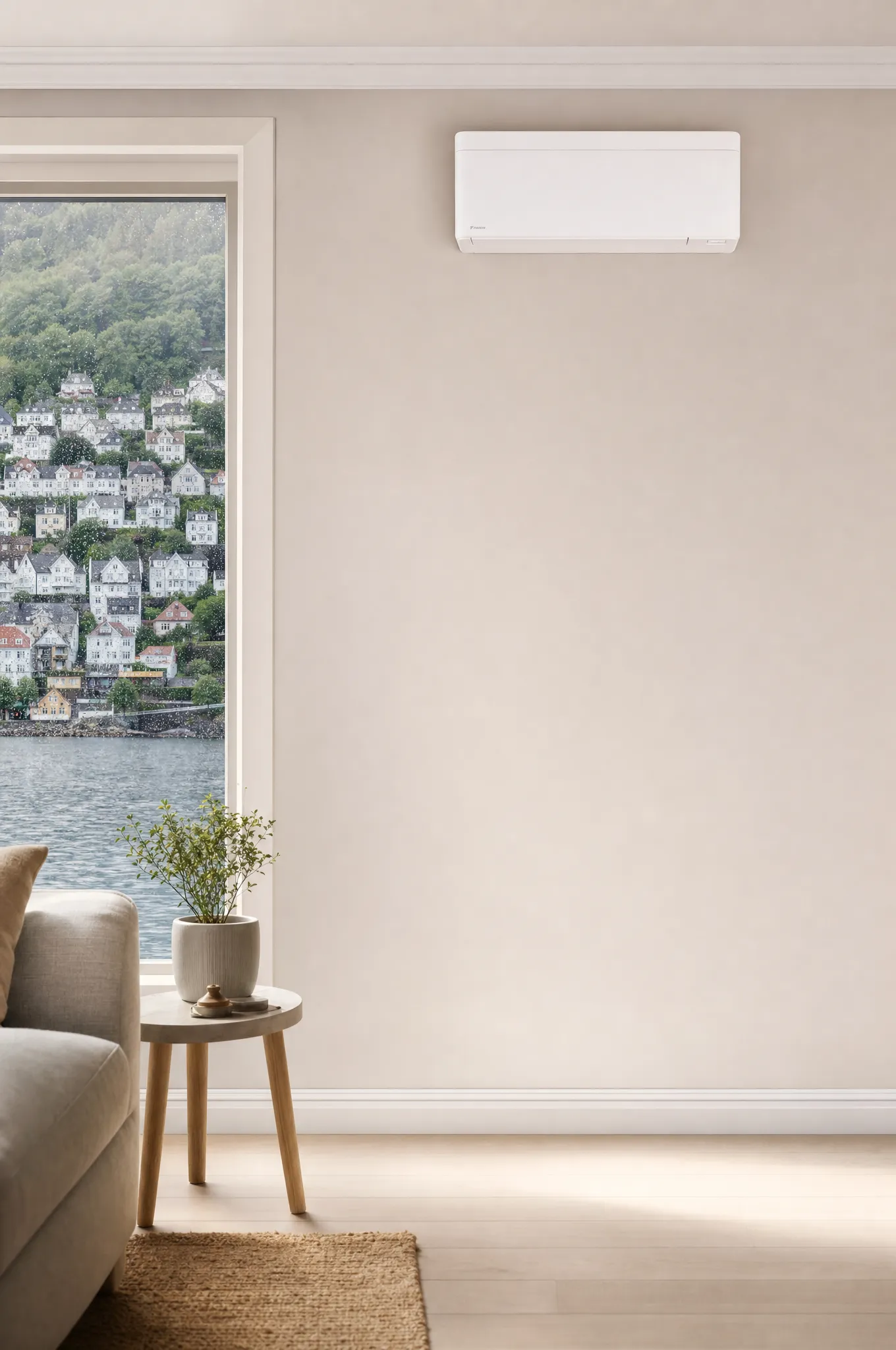 Daikin Stylish varmepumpe i en lys stue med utsikt mot bergenske trehus og fjorden